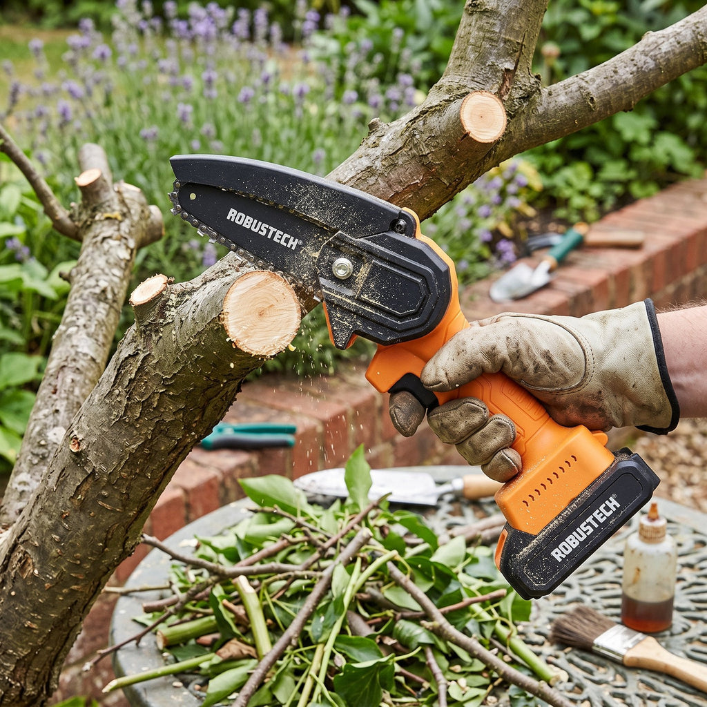 Robustech CS-100 mini budama testeresi bahçede dal keserken
